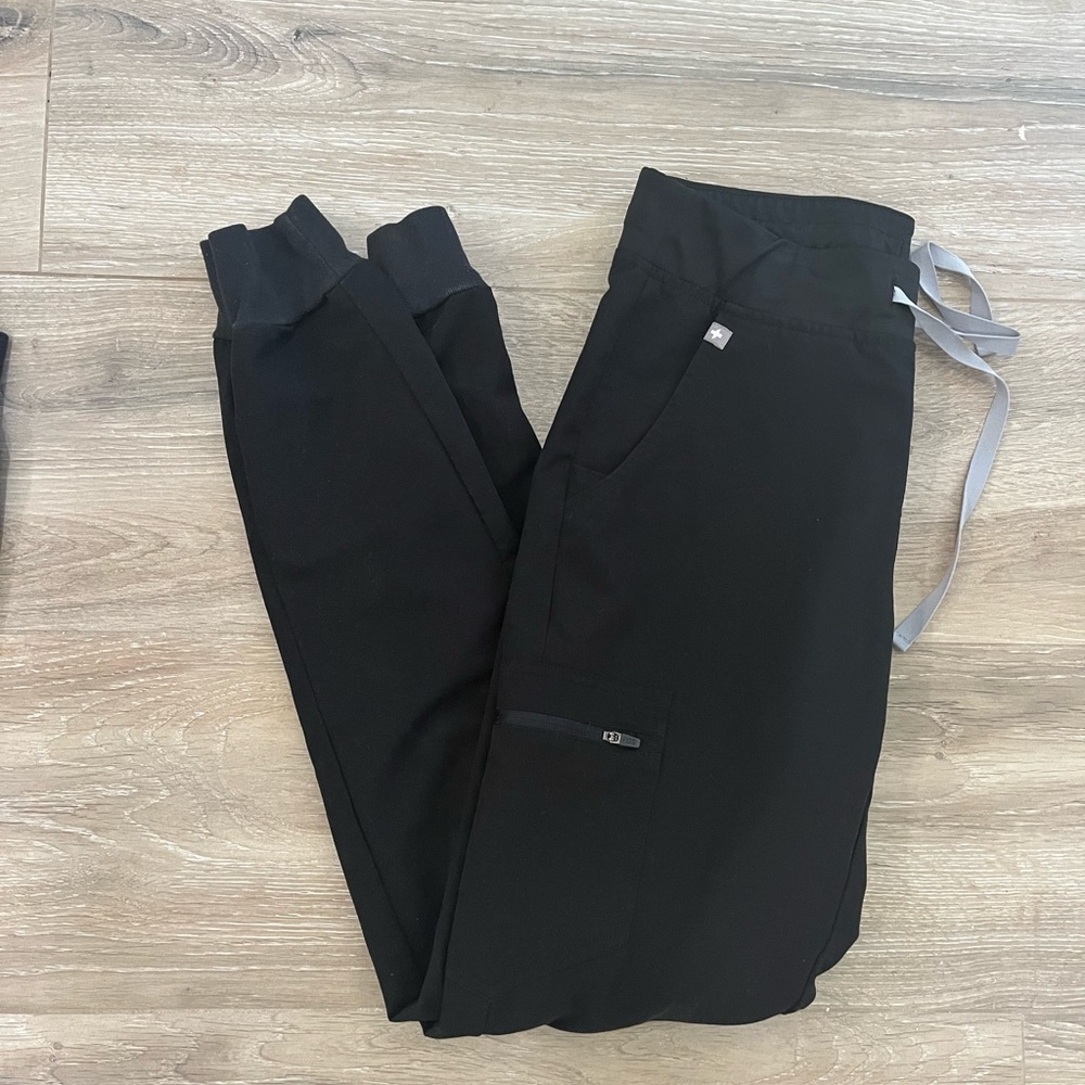 Figs Zamora’s. Size small/tall. Black. In excellent condition.